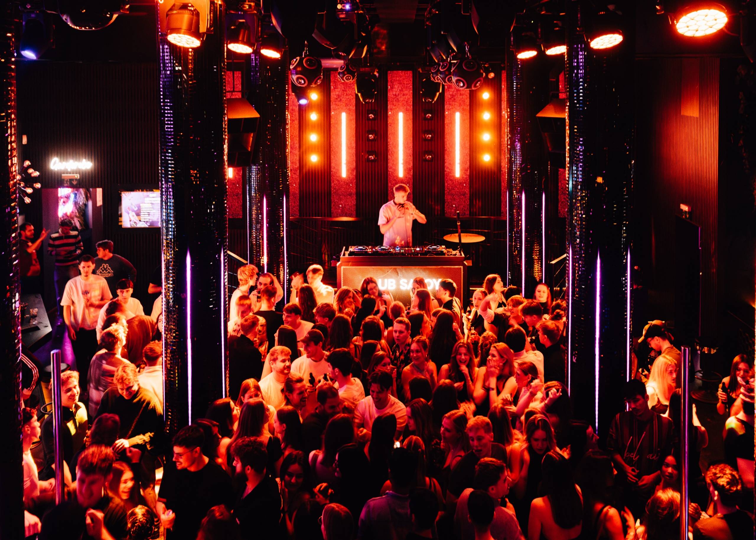 Voller Tanzboden vor dem DJ-Pult im Club Savoy