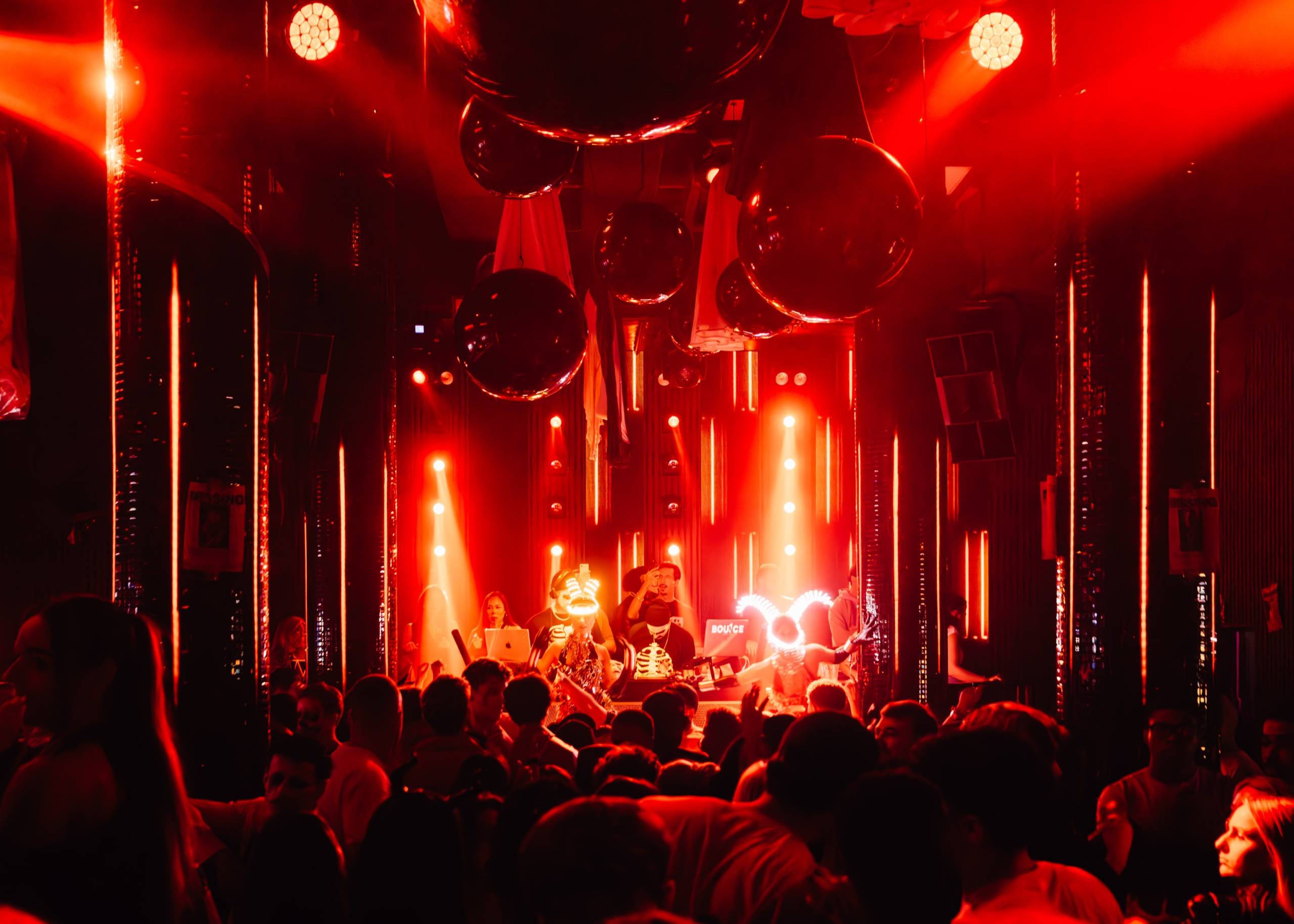 Show unter Discokugeln im roten Licht
