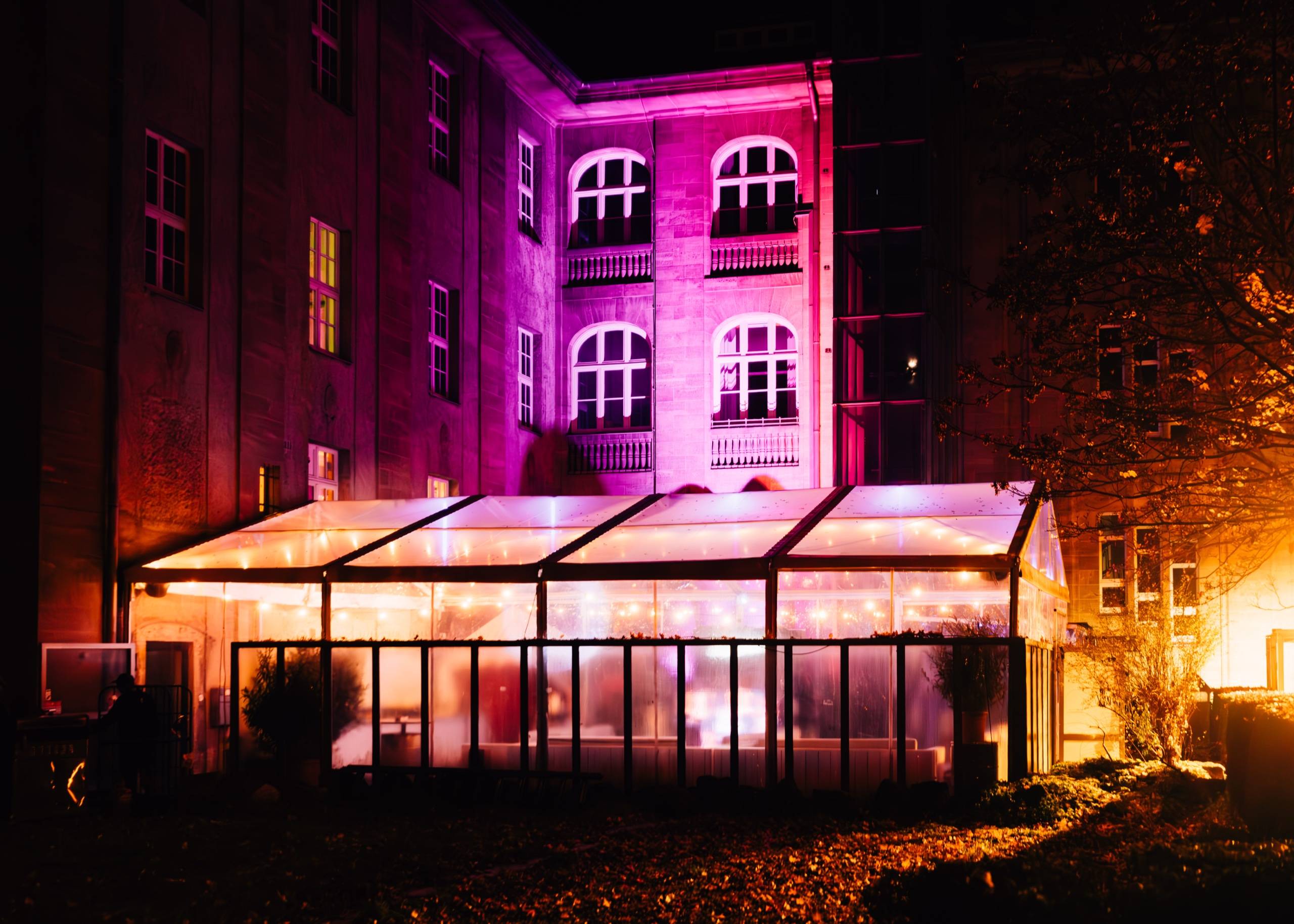 Der beleuchtete Pavillon im Hof bei Nacht